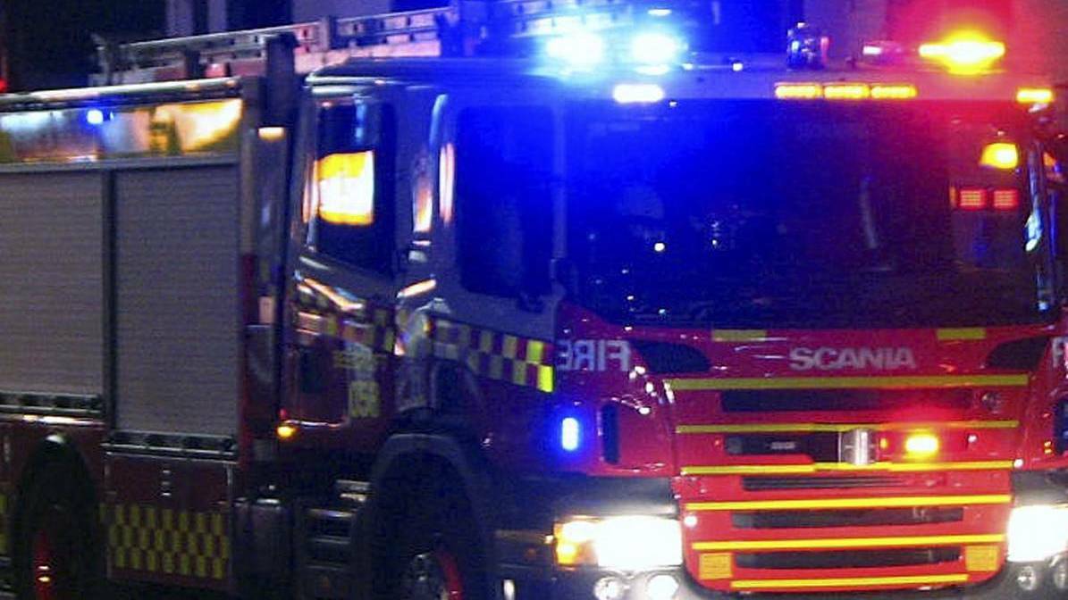 Man climbs out window to escape fire