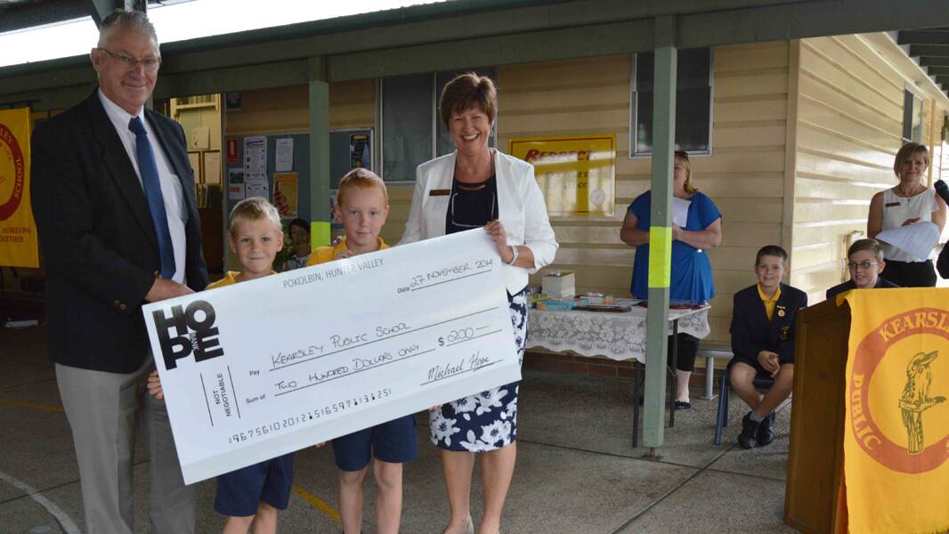WINNER: Cessnock Mayor Bob Pynsent, presented Kearsley Public School students Cody Probert and Jarrod Hodges and principal Sue Holt with their prize.