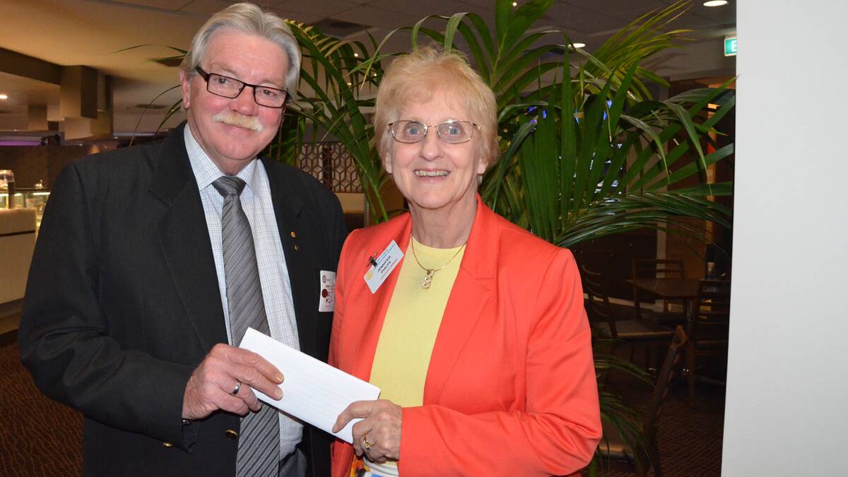 DONATION: Childrens’ Medical Research Institute Community Relations Manager, Jennifer Philps, accepts the cheque from local donor appeal coordinator, Bruce Wilson.