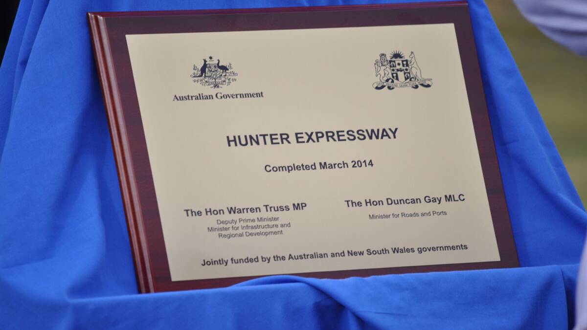 Minister for Roads and Ports, Duncan Gay and Deputy Prime Minister, Warren Truss, officially dedicated the Hunter Expressway. 