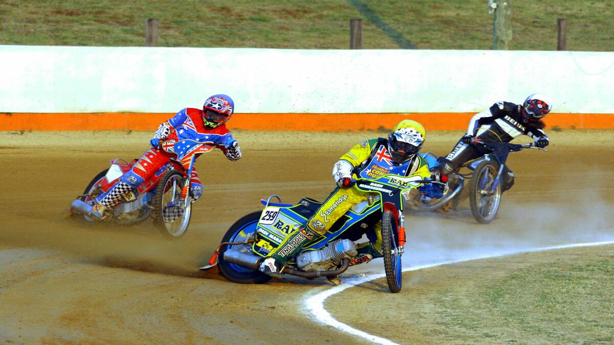 GOOD CHANCE: Cessnock rider Alan McDonald (centre) will contest the winter series opener at Kurri Speedway this Saturday. Photo by Paul Galloway. 