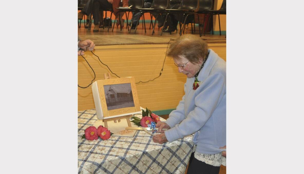 One of the original art show commitee members, Bonnie Wood, was given the honour of cutting the cake. 