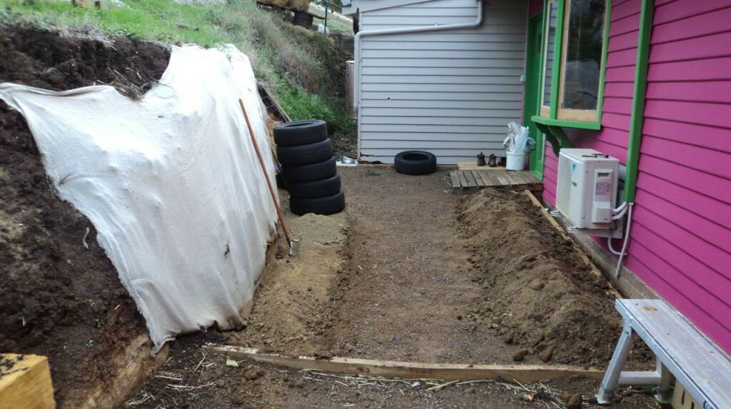 How to build an earthship retaining wall