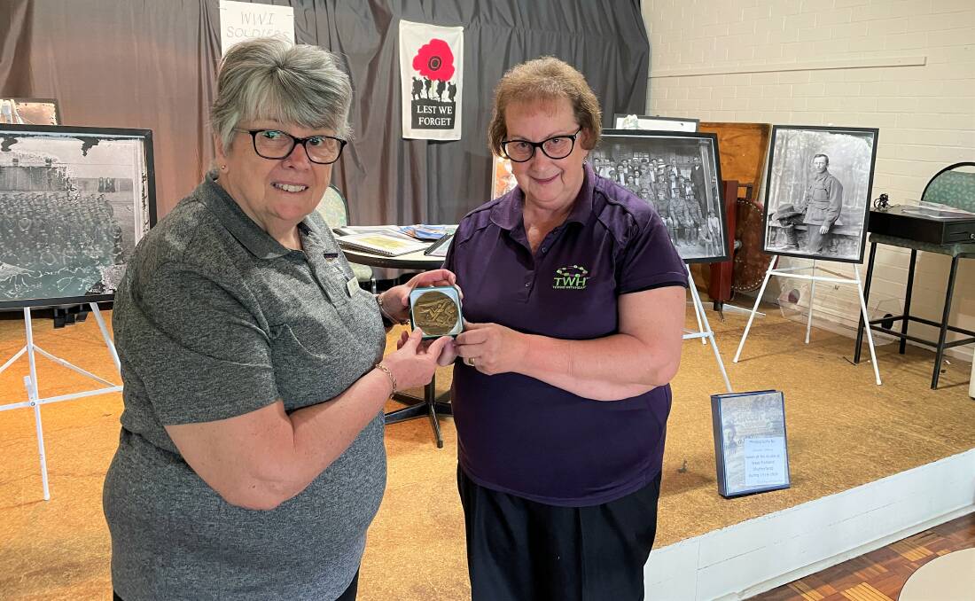 Edgeworth David Museum secretary Lexie Matthews receives the medallion from Towns With Heart secretary Sharon Dyson-Smith. Picture by Krystal Sellars.