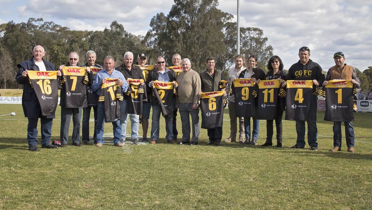 TRIBUTE: Cessnock Goannas 1977 players and family members with the OAK jerseys that were presented on Saturday. Picture: Deb Apthorpe