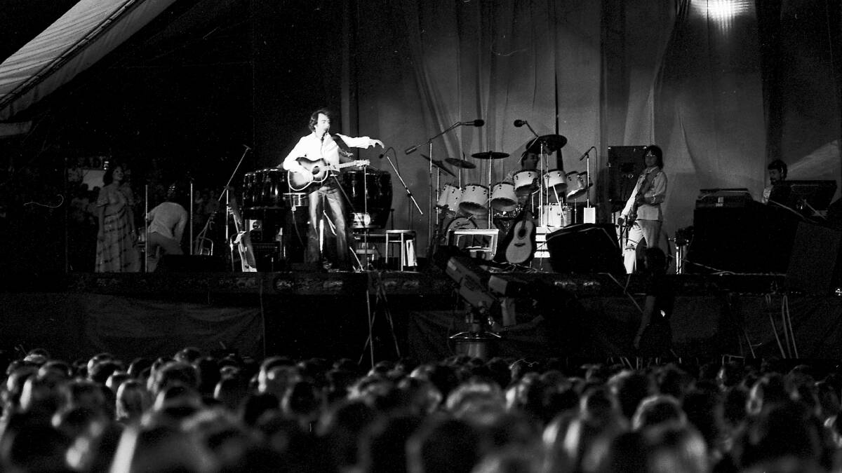 Neil Diamond performs at the Sydney Sportsground in the final concert of his Australian tour in 1976. Picture: P. Pearson 