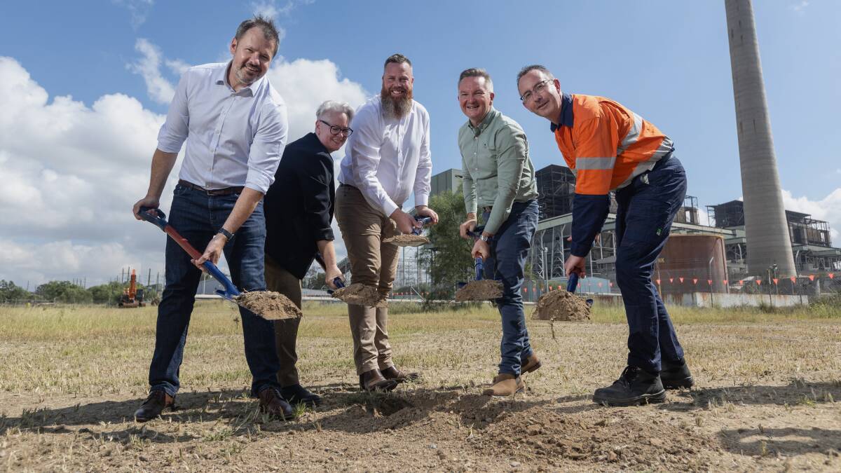 Federal Industry and Science Minister Ed Husic, NSW Energy Minister Penny Sharpe, Hunter MP Dan Repacholi, Federal Energy Minister Chris Bowen and AGL chief executive Damien Nicks get to work on the Liddell battery this week. Picture by Marina Neil
