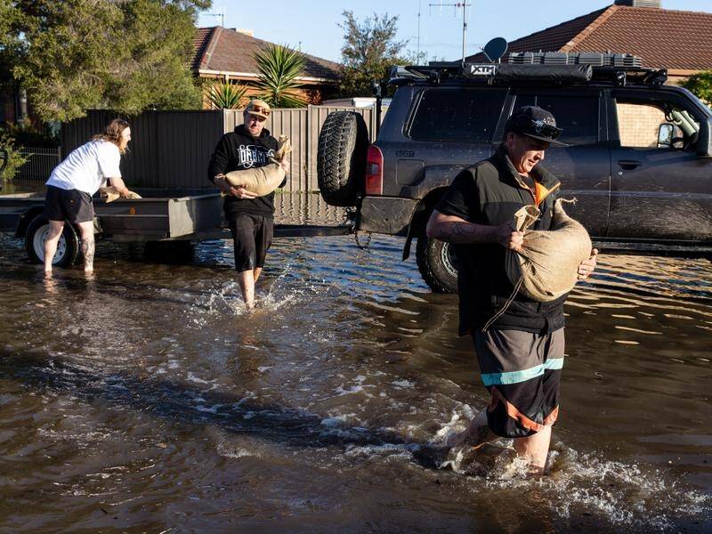 Multiple areas are under threat in Victoria's flood crisis and locals are sandbagging houses. (Diego Fedele/AAP PHOTOS)