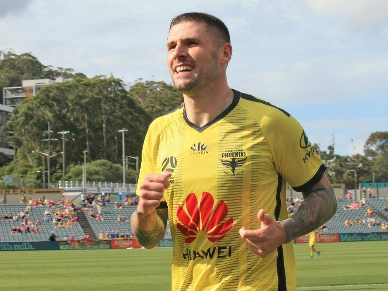 Gary Hooper is returning to the A-League for another spell with Wellington Phoenix.