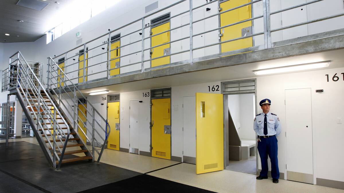 Prisoners riot at Cessnock jail, lock themselves in rooms