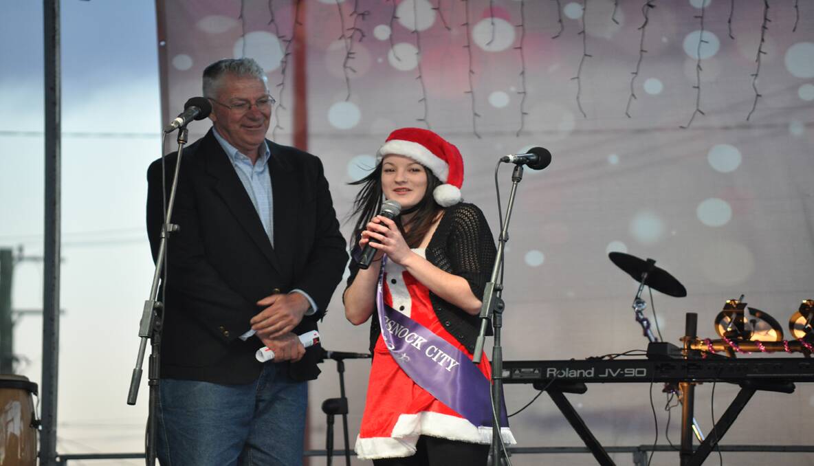 Mayor of Cessnock Bob Pynsent and the newly crowned Miss Cessnock Allyra Robson greeted the crowds. 